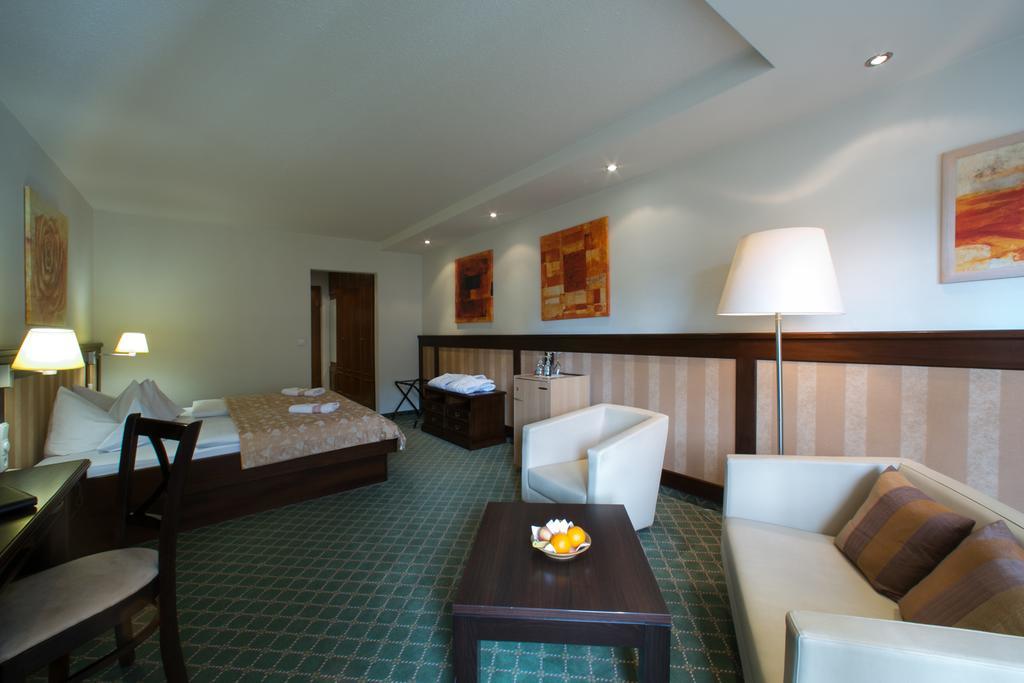 אוברשטאופן Hotel Hirsch מראה חיצוני תמונה